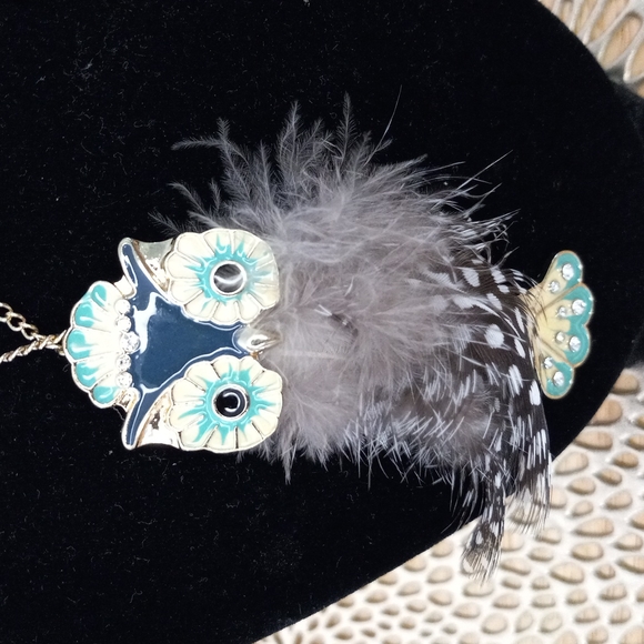 Owl feather necklace with long gold chain - Picture 6 of 6